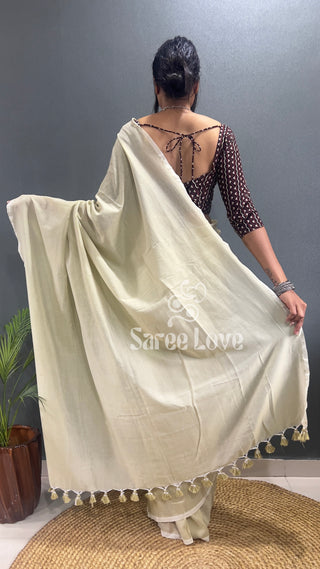 Off White Saree With Zigzag Print Blouse