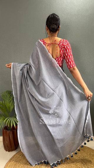 Light Grey Saree With Zigzag Print Blouse